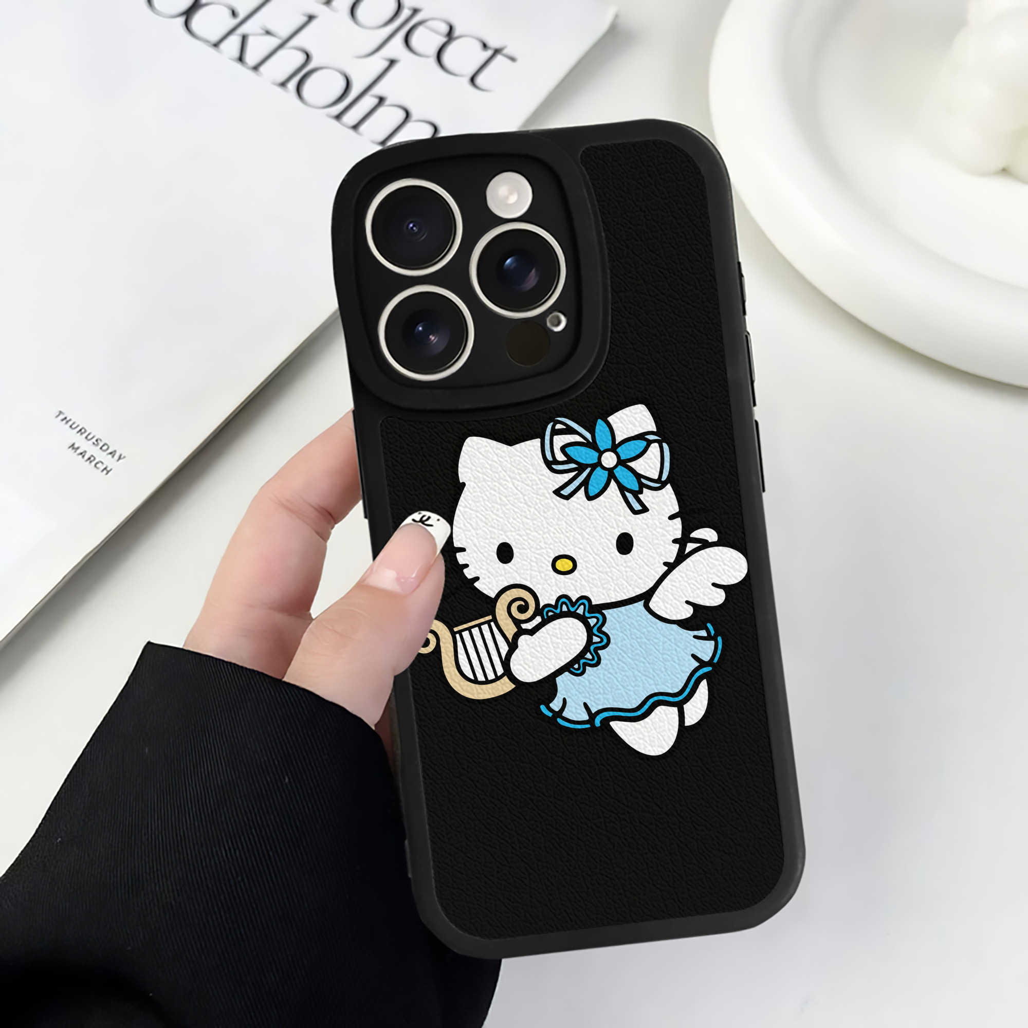 （画像用） Hello Kitty ハローキティ 【iPhone 16シリーズ対応】シリコンスマホケース（レザー調） 材質：シリコン